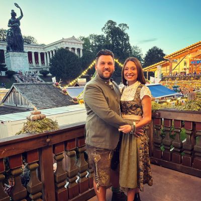 Johannes mit Ehefrau Stefanie Landauer in bayrischer Tracht 2023 gegenüber der Bavaria...