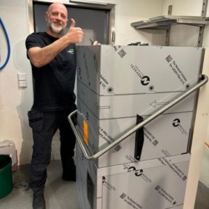 Haubenspülmaschine von Gastrolupe Modell Leo neu - mit Techniker Landauer Grossküchenservice