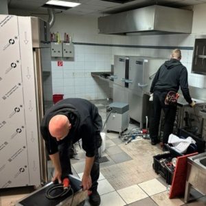 LA-GKS demontiert und montiert Gastronomie- und Großküchen