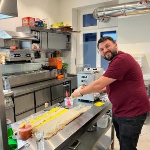 Johannes Landauer ist begeistert bei der Herstellung von frischen selbstgemachten Nudelspezialitäten mit der SELA Nudelmaschine