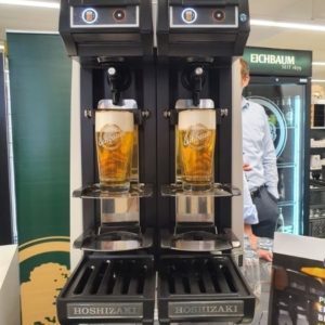Hoshizaki bietet seit über 70 Jahren Topqualität und zahlreiche Innovationen. Hier zu sehen die automatisierte Zapfanlage, welche auf Knopfdruck für perfekt gezapfte Biergläser sorgt...