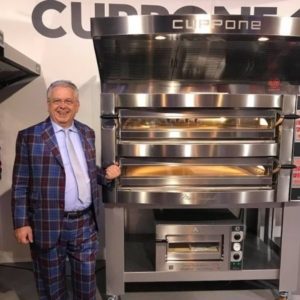 Der Experte rund um Pizzatechnik Roberto Pampanin ist bereits seit 1969 für Cuppone aktiv und eine Legende in der Branche Gastronomie...