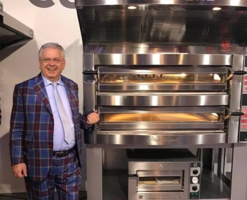 Der Experte rund um Pizzatechnik Roberto Pampanin ist bereits seit 1969 für Cuppone aktiv und eine Legende in der Branche Gastronomie...