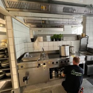 Mitarbeiter von Landauer Grossküchenservice führt hier in Folge Wartungsarbeiten u.a. am Kochblock MKN durch... Die Maschinenfabrik Kurt Neubauer steht für allerbeste Großküchentechnik seit der Gründung 1946...