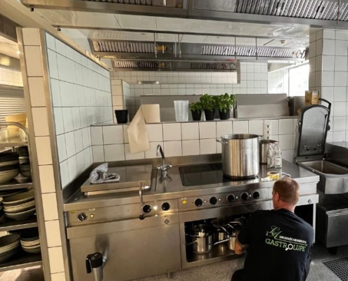 Mitarbeiter von Landauer Grossküchenservice führt hier in Folge Wartungsarbeiten u.a. am Kochblock MKN durch... Die Maschinenfabrik Kurt Neubauer steht für allerbeste Großküchentechnik seit der Gründung 1946...