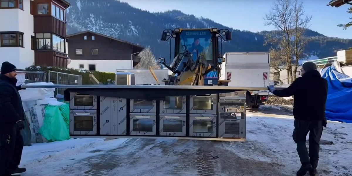Hier sieht man das LA-GKS-Team mit schwerem Gerät bei der Einbringung einer Getränkekühltheke von Hagola in ein neues Projekt im österreichischen Scharnitz - Tirol.