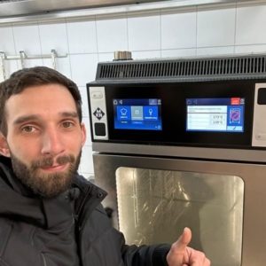 Hier im Foto zu sehen ist ein LA-GKS Servicetechniker bei der Funktionsprüfung eines MKN-Kombidämpfer... MKN steht für Profiküchengeräte der Spitzenklasse...