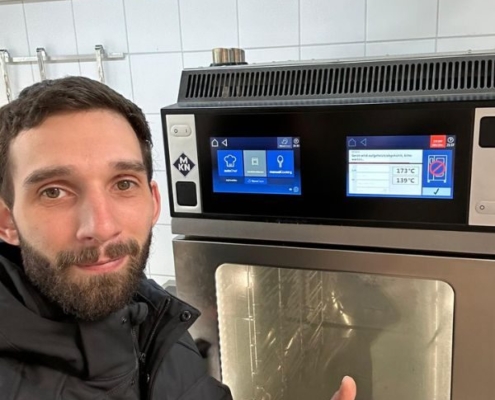 Hier im Foto zu sehen ist ein LA-GKS Servicetechniker bei der Funktionsprüfung eines MKN-Kombidämpfer... MKN steht für Profiküchengeräte der Spitzenklasse...