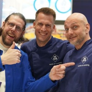 Die Arbeit beim der Maschinenfabrik Kurt Neubauer scheint viel Spaß zu machen... Viele Arbeitnehmer sind schon seit vielen Jahren, manche sogar Jahrzehnte bei MKN glücklich beschäftigt... Hier zu sehen 3 Team-Mitglieder auf dem Messestand im Frühjahr 2025 in Hamburg...