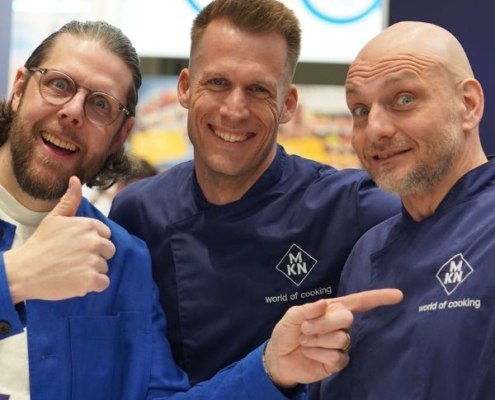 Die Arbeit beim der Maschinenfabrik Kurt Neubauer scheint viel Spaß zu machen... Viele Arbeitnehmer sind schon seit vielen Jahren, manche sogar Jahrzehnte bei MKN glücklich beschäftigt... Hier zu sehen 3 Team-Mitglieder auf dem Messestand im Frühjahr 2025 in Hamburg...