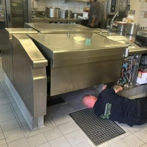 Hier ein LA-GKS Monteur im Bild zu sehen bei der Installation eines MKN Flexichefs in einer Großküche...