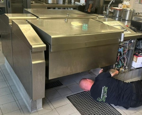 Hier ein LA-GKS Monteur im Bild zu sehen bei der Installation eines MKN Flexichefs in einer Großküche...