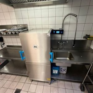In einer Gastronomie einer Freizeit-Einrichtung in Kitzingen wurde eine neue Industriespülmaschine benötigt. Hier sieht man die neue MEIKO Durchschubspülmaschine welche sich der Kunde wünschte...