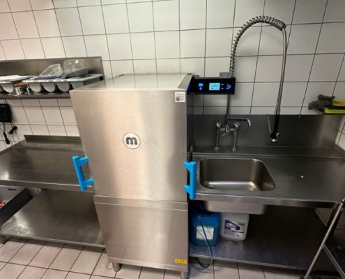 In einer Gastronomie einer Freizeit-Einrichtung in Kitzingen wurde eine neue Industriespülmaschine benötigt. Hier sieht man die neue MEIKO Durchschubspülmaschine welche sich der Kunde wünschte...
