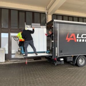 In einer Volkacher Pizzeria wird ein neuer Lagerkühlschrank benötigt. Hier die Anlieferung und in Folge die Einbringung durch die Niederlassung LA-GKS Nordbayern. Dienstleistungen Großküchenservice Würzburg - Unterfranken und darüber hinaus einfach anfragen...