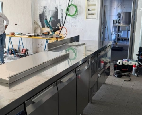 LA-GKS ist in der Region Franken Ihr Großküchenservice Würzburg, Schweinfurt, Bamberg, Steigerwald und darüber hinaus... Wir planen, liefern, installieren und kümmern uns um Reparaturen, sowie Wartungen rund um gewerbliche Küchentechnik... Hier im Bild neue Großküchentechnik bei einer Renovierung der gesamten Profiküche, Spülküche usw...
