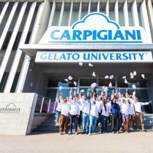 Die zur Ali Gruppe gehörenden Eisspezialisten von Carpigiani vermitteln Eiskonditoren aus der ganzen Welt im italienischen Bologna wie man handwerklich bestes Speiseeis italienischer Art produziert... Im Bild sieht man eine solche Schülergruppe vor dem Eingang der Gelato-Universität...