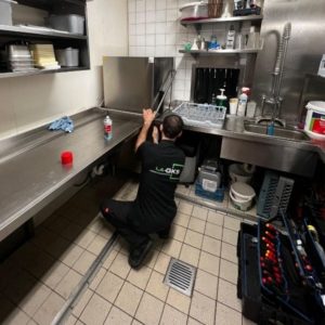 Hier eine neue Gastrolupe Durchschubspülmaschine zu sehen, welche soeben von einem eigenen Servicetechniker angeschlossen wurde... Bei LA-GKS gibt es auf Wunsch den vollen Service bei Gastrobedarf von A-Z...