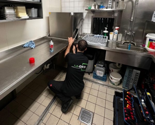 Hier eine neue Gastrolupe Durchschubspülmaschine zu sehen, welche soeben von einem eigenen Servicetechniker angeschlossen wurde... Bei LA-GKS gibt es auf Wunsch den vollen Service bei Gastrobedarf von A-Z...