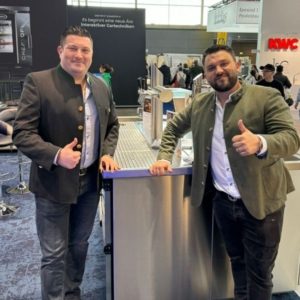 Johannes Landauer mit Maximilian Binderberger bestens gelaunt bei Hagola am Messestand zur Kontaktpflege auf der Stuttgarter Intergastra 2024...