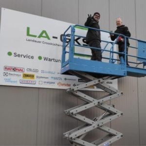 Alexander Landauer & Servicetechniker LA-GKS Nordbayern bei der neuen erweiterten Beschilderung Großküchenservice Würzburg & Unterfranken... Die Niederlassung Gastroservice ist in Volkach / Main und betreut die komplette umliegende Region Unterfranken samt Bamberg, Schweinfurt, Steigerwald etc.