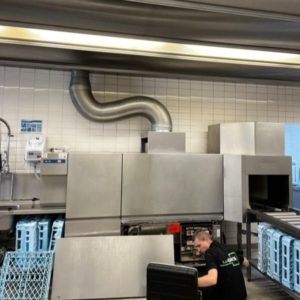 Ein Techniker von Landauer Grossküchenservice an einer Hobart Korbtransportmaschine... Spültechnik für höchste Ansprüche...
