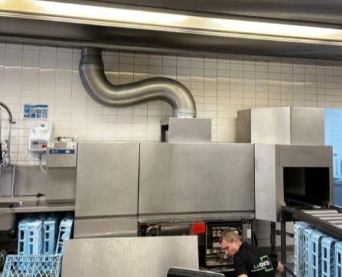 Ein Techniker von Landauer Grossküchenservice an einer Hobart Korbtransportmaschine... Spültechnik für höchste Ansprüche...