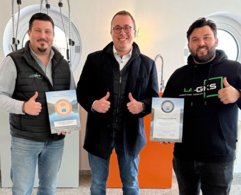 LA-GKS ist Marken-Partner und ein von Meiko autorisierter Servicepartner wie die beiden Urkunden belegen... Hier im Bild Inhaber Johannes Landauer, Betriebsleiter Maximilian Binderberger und Meiko-Repräsentant Florian Speck bei der Übergabe Zertifikate rund um die Welt der Meiko Geschirrspülmaschinen...
