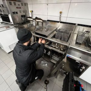Eine defekte Gastrofritteuse wird repariert durch unseren Monteur im Großküchenservice...