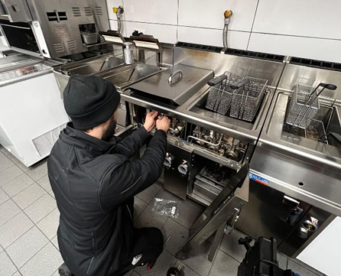 Eine defekte Gastrofritteuse wird repariert durch unseren Monteur im Großküchenservice...