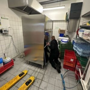 Hier wird eine neue Gerätespülmaschine von Colged eingebracht und in nach der Installation in Betrieb genommen...
