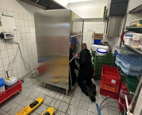 Hier wird eine neue Gerätespülmaschine von Colged eingebracht und in nach der Installation in Betrieb genommen...