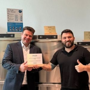 Hier ist Andreas Bördlein - Verkaufsleiter Colged - zur Übergabe der Colged-Platin-Auszeichnung für LA-GKS bei Johannes Landauer - Experte für gewerbliche Spülmaschinen...