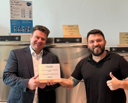 Hier ist Andreas Bördlein - Verkaufsleiter Colged - zur Übergabe der Colged-Platin-Auszeichnung für LA-GKS bei Johannes Landauer - Experte für gewerbliche Spülmaschinen...