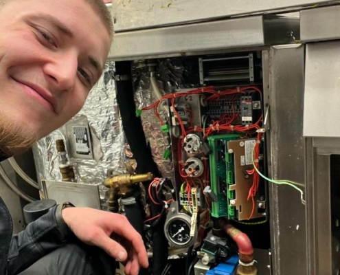 Hier zu sehen ein Techniker von LA-GKS bei der Reparatur von Großküchentechnik in der Gastronomieküche...