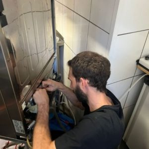 Reparatur Winterhalter Spülmaschine durch Techniker von Landauers Grossküchenservice...