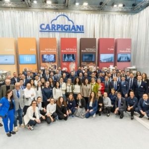Hier ein Blick auf den Carpigiani Messestand samt Kader auf der SIGEP 2025 in Rimini. Die Sigep zählt zu den weltweit wichtigsten Fachmessen für Eiscreme, Konditorei, Schokolade und die Themenwelt Kaffee... Die Eisexperten aus der Ali Group sind hier natürlich mit dabei...