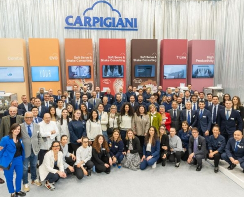 Hier ein Blick auf den Carpigiani Messestand samt Kader auf der SIGEP 2025 in Rimini. Die Sigep zählt zu den weltweit wichtigsten Fachmessen für Eiscreme, Konditorei, Schokolade und die Themenwelt Kaffee... Die Eisexperten aus der Ali Group sind hier natürlich mit dabei...