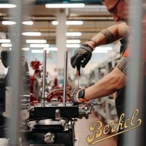In die Berkel-Fertigung fließt viel handwerkliche Handarbeit in die Produktion der Aufschnittmaschinen mit Schwungrad ein... Legendäre Gastronomietechnik...