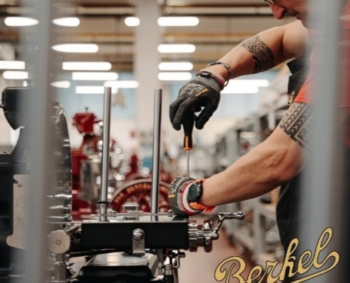 In die Berkel-Fertigung fließt viel handwerkliche Handarbeit in die Produktion der Aufschnittmaschinen mit Schwungrad ein... Legendäre Gastronomietechnik...