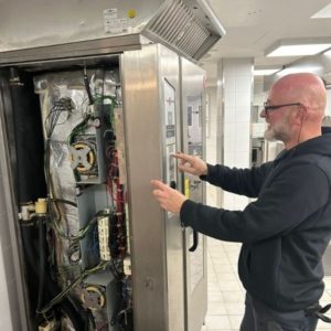 Hier im Bild ein Servicetechniker von Landauer Grossküchenservice bei der Reparatur eines Combi-Dämpfer von Convotherm - einer Marke der Ali-Gruppe, der Nr. 1 Großküchentechnik weltweit...