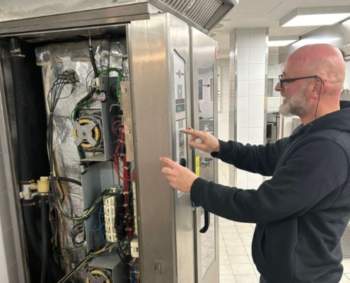 Hier im Bild ein Servicetechniker von Landauer Grossküchenservice bei der Reparatur eines Combi-Dämpfer von Convotherm - einer Marke der Ali-Gruppe, der Nr. 1 Großküchentechnik weltweit...