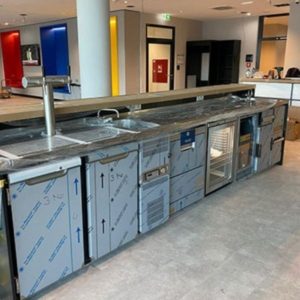 Hier eine von Landauer Grossküchenservice gelieferte Hotelbar in 70469 Stuttgart mit Zapfsäule und Zapfhähnen...