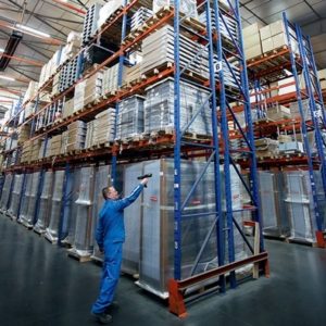 Hier sieht man einen kleinen Einblick in das Hochregallager von Tournus Equipment in dem zahlreicher Großküchenbedarf lagert...