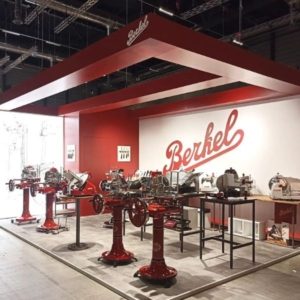 Auf dem Foto sind die aktuellen Berkel Aufschnittmaschinen auf einer Messeausstellung in der Schweiz zu sehen. Hier können sich Gastronomen, Hotelbetreiber, Fleischer, Metzger, Köche, Feinkosthändler usw. ein Bild über die Kult-Aufschnittmaschinen machen...