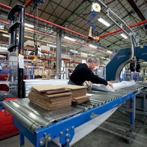 Hier im Foto wird soeben Großküchenbedarf aus Edelstahl fachgerecht abgepackt im Werk von Tournus Equipement in Frankreich...