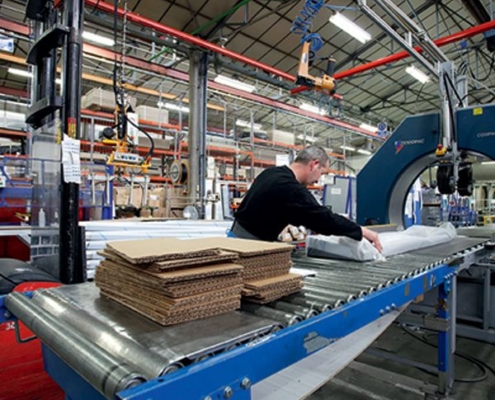 Hier im Foto wird soeben Großküchenbedarf aus Edelstahl fachgerecht abgepackt im Werk von Tournus Equipement in Frankreich...