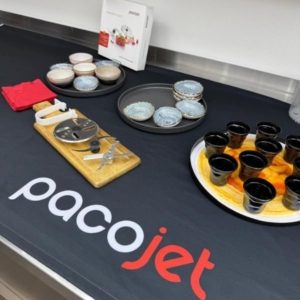 Auf dem Foto sieht man schon vorbereitetes Geschirr und Werkzeug für die pacojet-Veranstaltung bei Landauer Grossküchenservice im Hause...