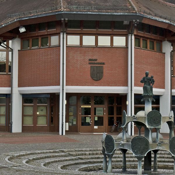 Hier und in einem Neubau auf dem gleichen Gelände ist die Stadtverwaltung bzw. das Rathaus der großen Kreisstadt Waghäusel untergebracht...