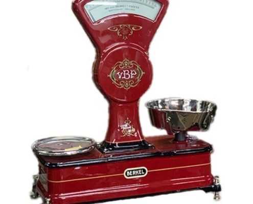 Berkel Waagen wie hier im Bild finden sich hin und wieder im Antikhandel und bei Auktionen. Auch Restauratoren bieten hier und da ein solch kostbares Kulturgut an... Hier auf dem Foto ein besonders schönes Stück Berkel Mod. A in roter Ausführung...